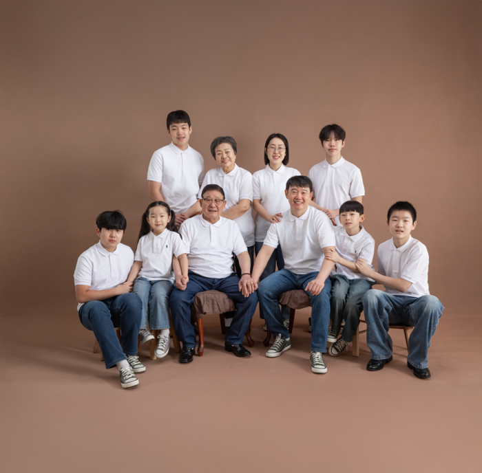 고향 문경에서 부모님을 모시고 여섯 남매를 키우는 다둥이 아빠 노수환 씨 가족사진. <본인제공>