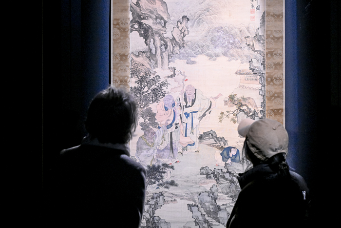 27일 오전 대구 수성구 대구간송미술관에서 관람객들이 오원  장승업의 삼인문년(三人問年)을 살펴보고 있다. 대구간송미술관은 병오년 새해를 맞아 상설전 전시 작품을 전면 교체하고, 이날부터 회화·도자·서예 등 31건 40점을 새롭게 선보이고 있다.
이현덕기자 lhd@yeongnam.com 