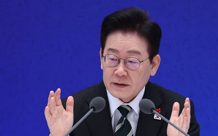 이재명 대통령이 지난 21일 청와대 영빈관에서 열린 신년기자회견에서 취재진 질문에 답하고 있다. 이날 이 대통령은 검사의 직접 보완수사권을 허용할 필요성을 일부 인정했다.연합뉴스