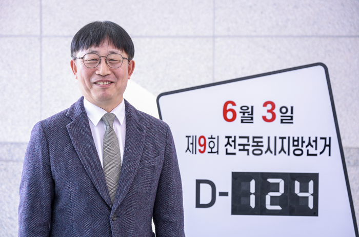 대구 서구 대구광역시선거관리위원회 청사에서 양광석 사무처장이 제9회 전국동시지방선거 투표 참여를 당부하고  있다. 
이현덕기자 lhd@yeongnam.com