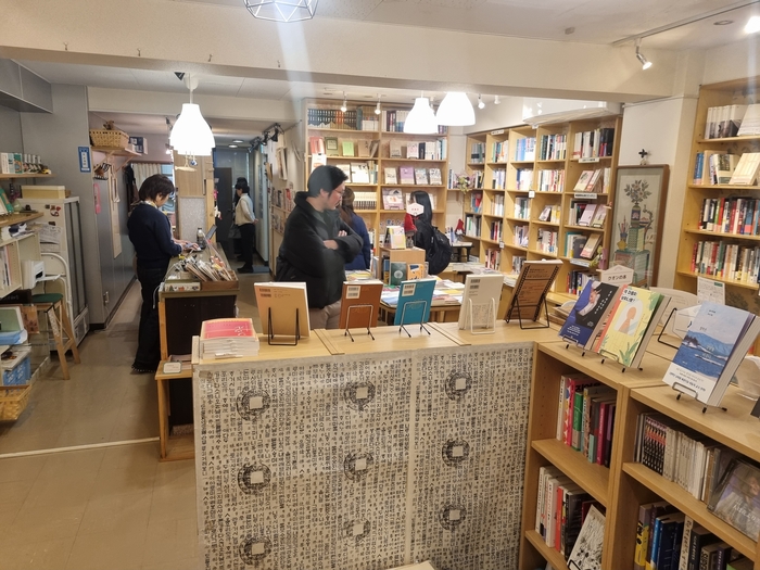 책거리. 진보초에 있는 유일한 한국책 전문 서점이다. 1년에 100회에 가까운 다양한 모임을 가진다. 한국 문화에 관심을 가지는 일본인들이 증가하는 것을 피부로 느낀다.<임 원장 제공>