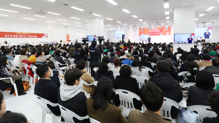 다대오지파 마음나눔 감사제에서 신천지 대구교회 김수진 담임이 강연을 하고 있다. <신천지 다대오지파 대구교회 제공>