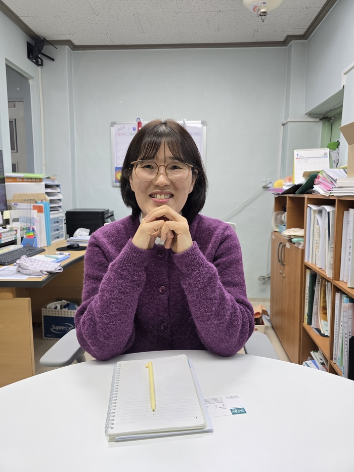 아이와 부모가 행복한 세상, 더 나은 공동체의 내일을 위해 일생 현장을 지켜온 활동가 이춘희 감나무골지역아동센터장이 환하게 웃고 있다. /김은경 기자