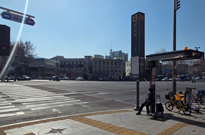 27일 대구도시철도 2호선 반고개역 1번 출구에서 바라본 서편 출입문 설치 예정 지역 모습. 최시웅기자