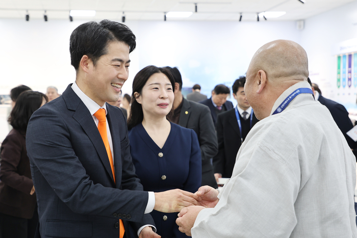 오픈 하우스에서 신천지 대구교회 김수진 담임이 참석한 스님에게 인사를 건네고 있다. <신천지 다대오지파 대구교회 제공>