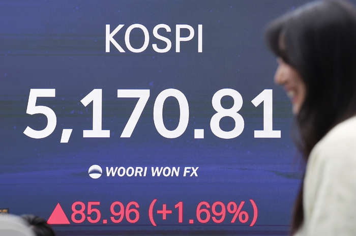 코스피가 개인투자자들의 순매수에 힘입어 사상 처음으로 5,100 고지에 올라선 채 장을 마감한 28일 서울 중구 우리은행 딜링룸에서 관계자들이 업무를 보고 있다.  이날 코스피는 전장보다 85.96포인트(1.69%) 오른 5,170.81로 거래를 종료했다. 코스닥도 50.93포인트(4.70%) 오른 1,133.52로 거래를 마무리했다. 원/달러 환율은 23.7원 내린 1,422.5원이다.  연합뉴스