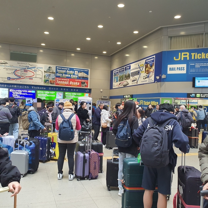 일본 교토역을 찾은 사람들. 대구경북특별시 출범을 앞두고 간사이 광역연합이 주목받고 있다. 노진실 기자
