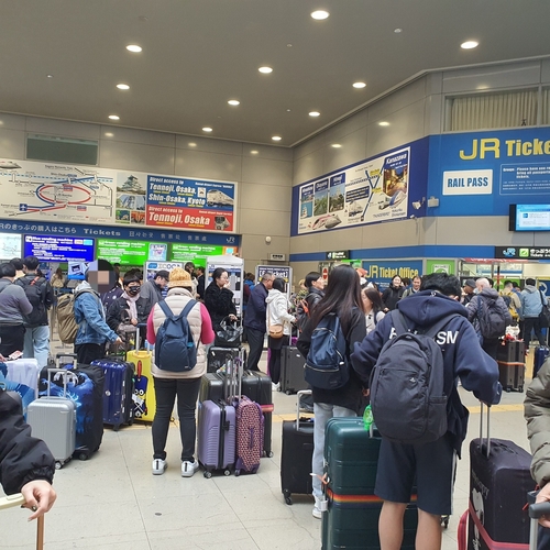 일본 교토역을 찾은 사람들. 대구경북특별시 출범을 앞두고 간사이 광역연합이 주목받고 있다. 노진실기자