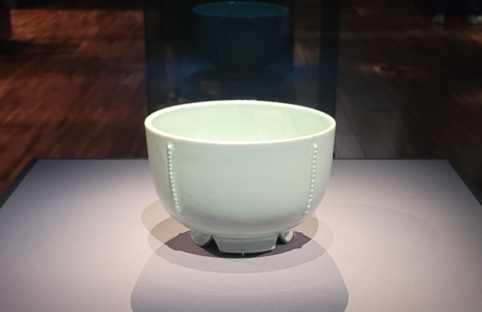 조선시대 제례에 사용된 제기인 백자궤가 27일 대구간송미술관 전시실 1에서 관람객을 기다리고 있다. 임훈기자 hoony@yeongnam.com