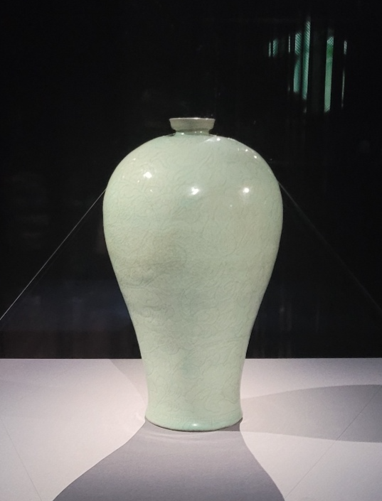 개츠비 컬렉션 중 하나인 청자양각연당초문매병이 27일 대구간송미술관 전시실 1 중앙부에서 전시 중이다. 임훈기자 hoony@yeongnam.com