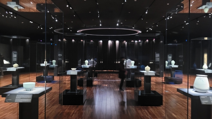 27일 대구간송미술관 전시실 1 중앙부 도자전시 파트에서 고려청자와 조선백자, 분청사기 등 도자기들이 전시 중이다. 임훈기자 hoony@yeongnam.com