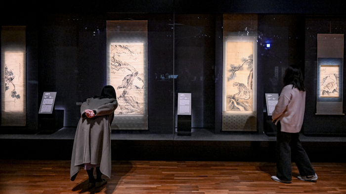 27일 대구 수성구 대구간송미술관에서 관람객들이 호랑이·봉황·매 등 동물 그림들을 살펴보고 있다. 대구간송미술관은 병오년 새해를 맞아 상설전 전시 작품을 전면 교체하고, 이날부터 회화·도자·서예 등 31건 40점을 새롭게 선보이고 있다. 이현덕기자 lhd@yeongnam.com