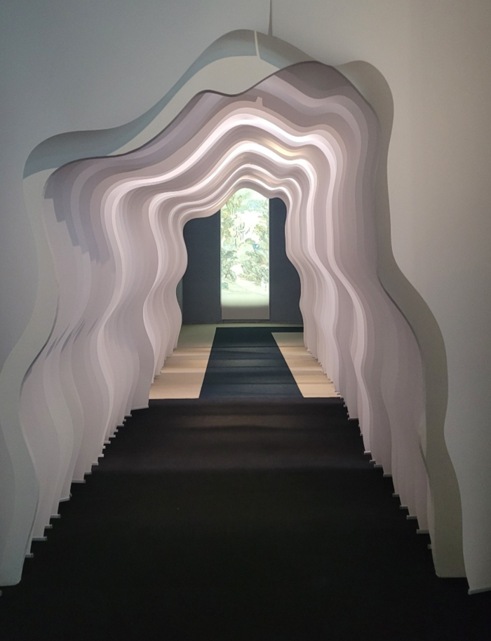 27일 대구간송미술관 전시실 2 내부 전경. 굴곡진 모양의 복도를 걸어 오른쪽으로 돌아가면 오원 장승업의 작품 삼인문년과 만날 수 있다. 임훈기자 hoony@yeongnam.com