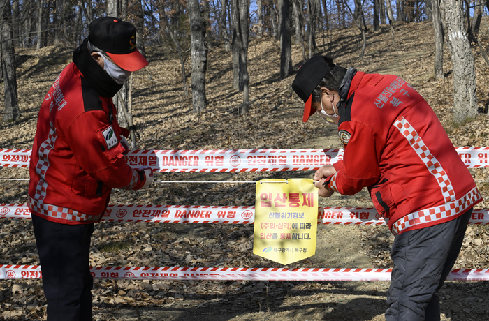 29일 오후 대구 북구 도덕산 등산로에서 북구청 산불전문예방진화대원들이 입산을 통제하고 있다. 지난 27일 산림청이 대구·경북에 산불재난 국가위기경보 경계 단계를 발령함에 따라, 대구시는 산불 취약도가 높은 샛길 41곳을 통제하고 주 등산로에는 입산통제대응단을 배치해 관리하고 있다.
이윤호기자 yoonhohi@yeongnam.com