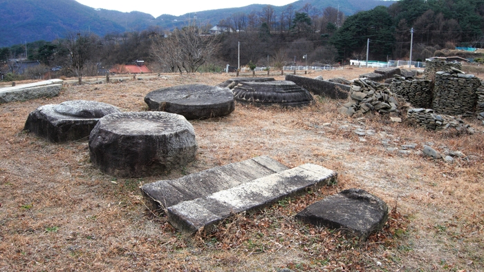 중앙의 1호 건물지 한쪽에는 육중한 부피감의 장대석과 석등대석, 불상대석 등이 산재되어 있다. 연화문이 선명하다.