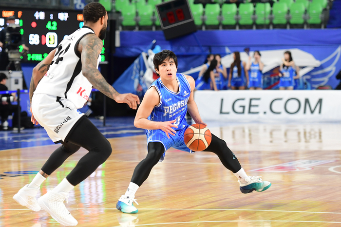 지난 26일 오후 7시 대구체육관에서 열린 2025-2026시즌 LG전자 프로농구 대구 한국가스공사 페가수스와 수원 KT 소닉붐의 경기에서 벨란겔이 공격을 시도하고 있다. <KBL 제공>