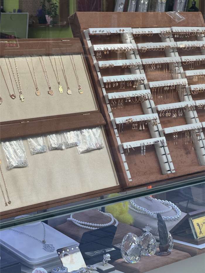 연일 금값이 고공행진하면서 골드바를 찾는 고객은 늘었지만, 금은방에서 금이나 귀금속을 사려는 사람이 줄었다. 이탓에 지역 자영업자들은 매출 부진으로 어려움을 호소하고 있다. 이남영기자 lny0104@yeongnam.com