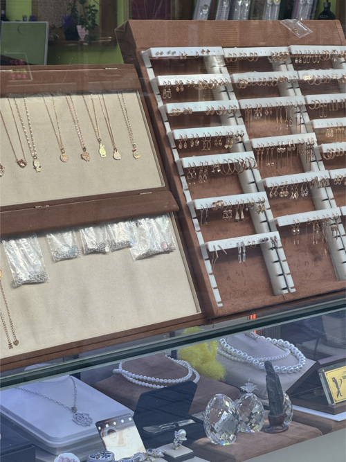 연일 금값이 고공행진하면서 골드바를 찾는 고객은 늘었지만, 금은방에서 금이나 귀금속을 사려는 사람은 오히려 줄었다. 이 탓에 지역 자영업자들은 매출 부진으로 어려움을 호소하고 있다. 이남영기자 lny0104@yeongnam.com