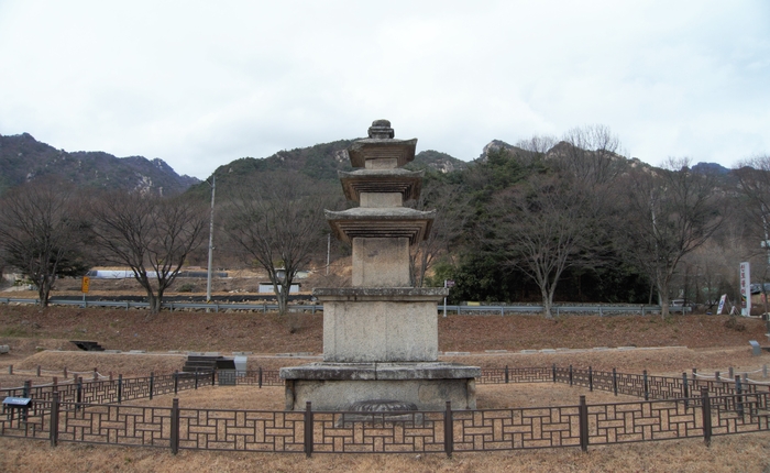 법수사지삼층석탑. 2층 기단에 3층의 탑신부를 올린 모습으로 상륜부의 일부가 소실되었지만 보존 상태는 대체로 양호한 편이다. 2010년 보물로 지정되었다.