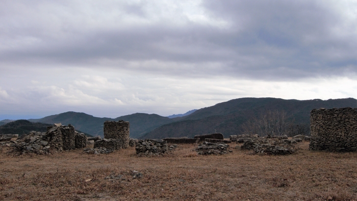 발굴지의 가장 중앙에 1호 건물지가 위치한다. 면적이 가장 넓고 기단도 가장 높다. 단연 눈에 띄는 것은 와편들로 1차 조사 때 발굴된 것들을 쌓아두었다.