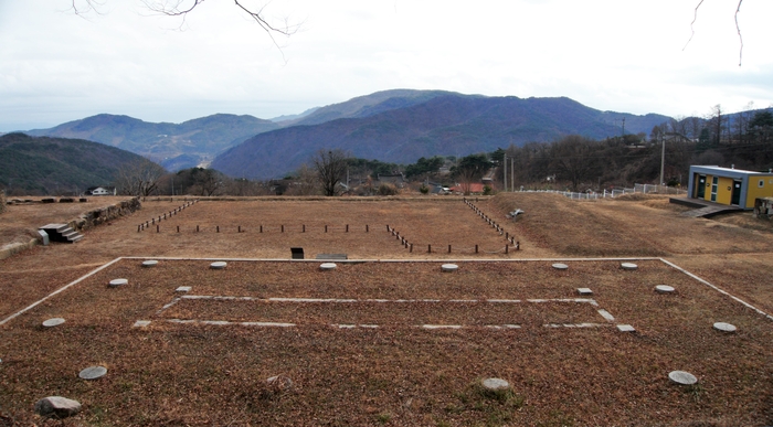 3호, 4호 건물지. 여러 차례 증개축 되었으며 주변으로 담장시설과 배수 시설이 함께 발굴되었다.