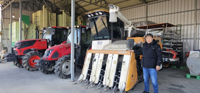 경북 성주군 월항면 장산리 일원에서 벼농사를 전문적으로 경작하고 있는 이영조씨가 본격적인 영농에 앞서 장비를 살펴보던 중 포즈를 취하고 있다. <석현철 기자>