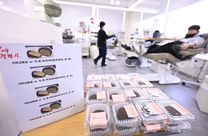 29일 대구 동성로 헌혈의집에서 시민들이 헌혈에 참여하고 있다. 이날 헌혈의 집은  헌혈자를 대상으로  두바이 쫀득 쿠키 증정 이벤트를 진행했다. 이현덕기자 lhd@yeongnam.com