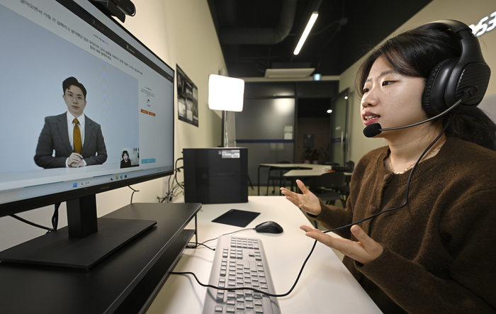 취업 면접실(AI 모의 면접) 운영 사업 첫날인 29일 오전 대구 서구청년센터 청년마당에서 관계자가 AI휴먼 면접을 테스트하고 있다. 대구 서구는 청년 구직자를 위해서 취업 면접실(AI 모의 면접) 운영 사업을 시행한다. 청년 구직자들은 자기소개서 첨삭, AI 모의 면접, 영어 회화 자격증(OPIc ·토스) 등 맞춤형 취업 프로그램을 이용할 수 있다.
이윤호기자 yoonhohi@yeongnam.com