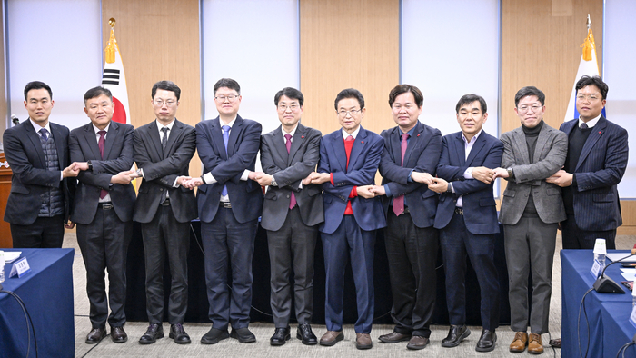 지난 20일 경북 안동시 경북도청에서 이철우 경북도지사와 김정기 대구시장 권한대행을 비롯한 대구시·경북도 관계자들이 시·도 행정통합 재추진 논의에 앞서 손을 맞잡고 있다. 영남일보DB