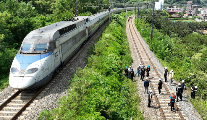 경북 청도군 삼신리 경부선 무궁화호 열차 사고 현장에서 경북경찰청, 국립과학수사연구원, 항공·철도사고조사위원회 등 관계자들이 현장 감식을 하는 모습. 영남일보DB