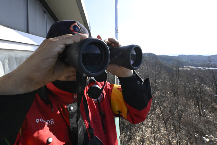 대구·경북지역에 산불재난 국가위기경보 경계 단계가 이어진 31일 오후 경북 포항시 제1호 산불감시탑에서 산불감시원이 감시를 강화하고 있다.
이윤호기자 yoonhohi@yeongnam.com