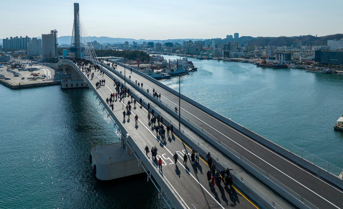 31일 오후 경북 포항시 남구 해오름대교 개통식에 참석한 내빈과 포항시민들이 해오름대교를 걷고 있다. 해오름대교는 포항구항을 가로질러 포항 남구 송도동과 북구 항구동을 연결하는 총 길이 395ｍ, 왕복 4차로 규모 다리다. 2월 2일 오후 2시부터 임시 개통된다.
이윤호기자 yoonhohi@yeongnam.com