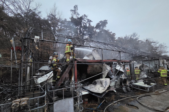 지난 18일 오후 대구 북구 읍내동 명봉산 인근의 한 농막에서 불이 났다는 신고를 받고 출동한 소방대원들이 화재를 진압 중인 모습. <대구소방본부 제공>