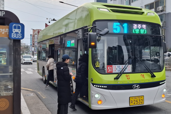 경주 황성공원 앞 버스정류장에서 시민들이 51번 시내버스에 승차하고 있다. 경주시는 3월 새 학기부터 18세 이하 어린이·청소년을 대상으로 시내버스 요금을 전액 지원하는 조례를 추진하고 있다. 경주시 제공