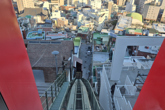 부산시는 2025년 3월 168계단에 경사형 엘리베이터를 설치해 주민과 관광객이 편하게 오르내릴 수 있도록 했다. 사진은 엘리베이터에서 내려다본 168계단 일대 주거지 모습. 조윤화기자