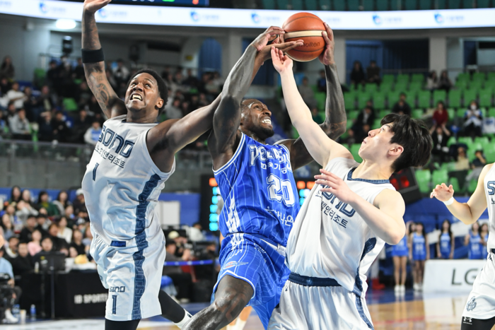 지난 5일 오후 7시 대구체육관에서 열린 2025-2026시즌 LG전자 프로농구 대구 한국가스공사 페가수스와 고양 소노 스카이거너스와의 경기에서 라건아가 리바운드 싸움을 하고 있다. KBL 제공