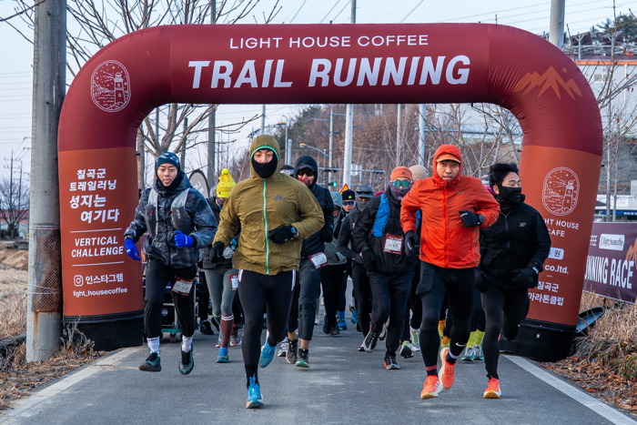 지난 24일 오전 2026 라이트하우스 카페 트레일 러닝 레이스에 참가한 선수들이 칠곡군 왜관읍 낙산리 출발선에서 힘차게 질주하고 있다. <라이트하우스 카페 제공>