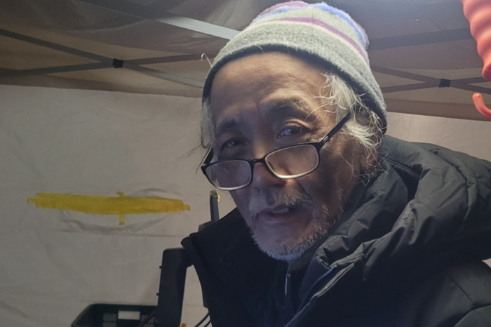 류재하 경북대 미술학과 명예교수가 분황사 빛의 사자후 전시의 연출 의도에 대해 설명하고 있다. 임훈기자 hoony@yeongnam.com