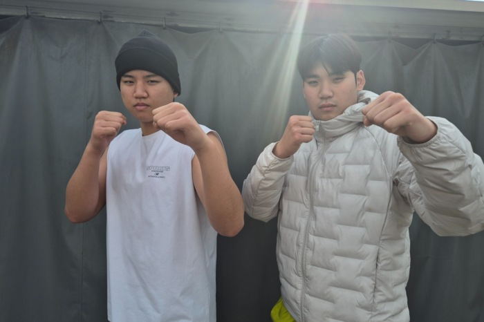 복서를 길을 함께 걷고 있는 형제 김준성과 해성이 최근 집앞에서 복싱 자세를 하고 있다. <김형구씨 제공>