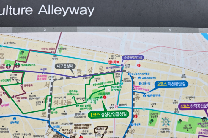 대구 중구 근대골목 게시판에 국채보상운동 기념비 위치가 표기돼 있지 않다. 김현목기자