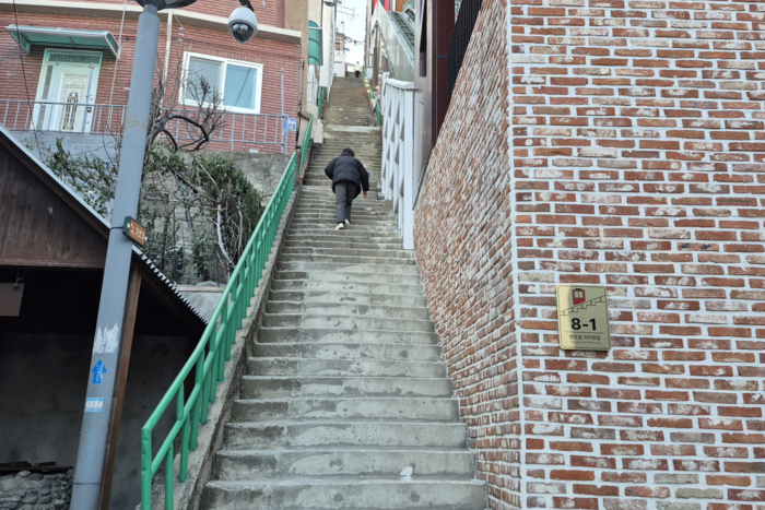 3일 찾은 부산 동구 초량동 168계단. 경사가 30도를 넘는 탓에 고개를 한참 뒤로 젖혀야 계단 끝이 보일 정도다. 조윤화기자