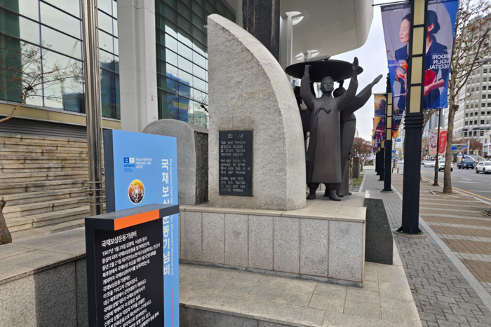 국채보상운동기념비 주변으로 콘서트 등을 홍보하기 위한 가로등이 설치돼 기념비를 바라보는 시선이 분산되고 있다. 김현목기자