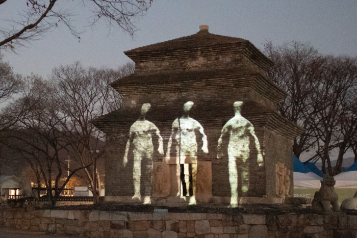 지난 1일 밤, 경북 경주 분황사에서 미디어아트 전시 분황사 빛의 사자후가 진행 중이다. 갤러리021 제공