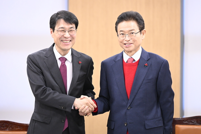 20일 경북 안동시 경북도청에서 열린 대구·경북 행정통합 관련 회의에서 김정기 대구시장 권한대행과 이철우 경북도지사가 악수를 하고 있다. 영남일보DB