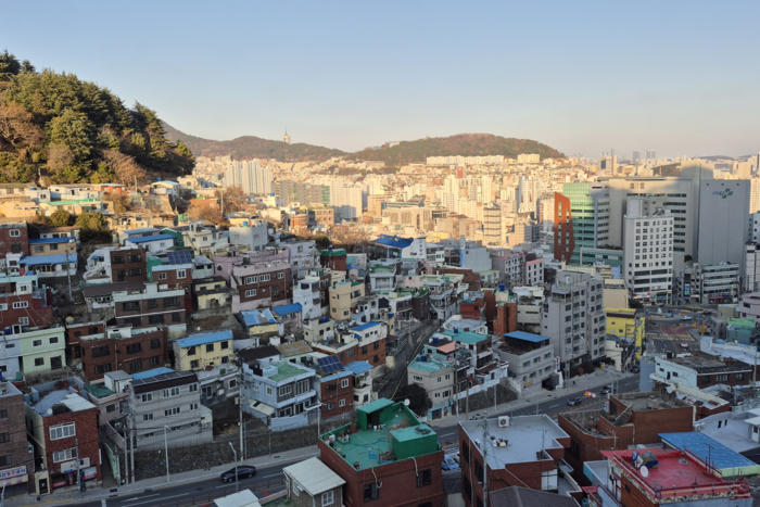 아미동 비석마을이 자리한 부산 서구 일대 주거지 전경. 조윤화기자