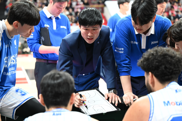 지난 14일 오후 7시 안양 정관장 아레나에서 열린 2025-2026시즌 LG전자 프로농구 대구 한국가스공사 페가수스와 안양 정관장 레드부스터스의 경기에서 강혁 감독이 지시 중이다. KBL 제공