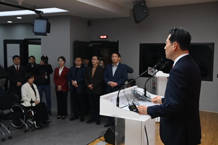 국민의힘 장동혁 대표가 7일 서울 여의도 중앙당사에서 당 쇄신안을 발표하고 있다. <연합뉴스>