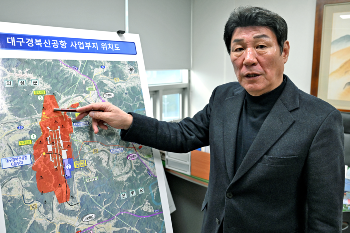 국민의힘 강대식 의원이 4일 오후 대구 동구 지역사무실에서 대구경북신공항 사업부지 위치도를 보며 신공항사업 추진상황을 설명하고 있다. 이지용기자 sjaahu@yeongnam.com