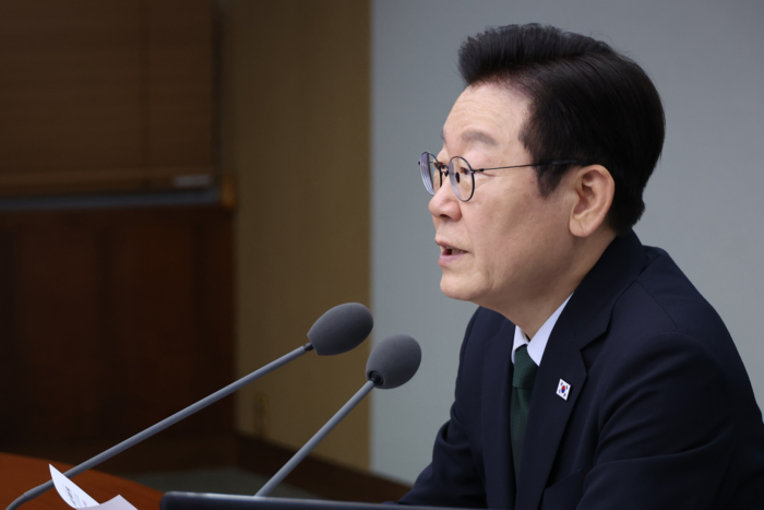 이재명 대통령이 지난해 10월13일 용산 대통령실에서 열린 수석보좌관회의에서 발언하고 있다. 이 대통령은 이날 동네서점이 없어지는 등의 문제가 심각하다며 출판·문학 분야에 대한 지원 강화를 주문했다. 연합뉴스