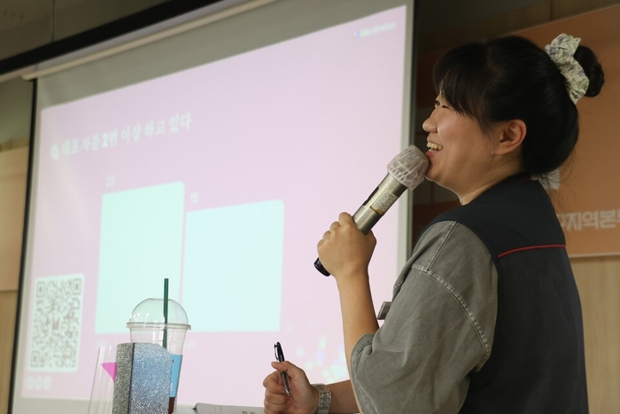 현지현 민주노총 대구지역본부 정책선전국장이 노동자들을 대상으로 강연하고 있다. <민주노총 제공>